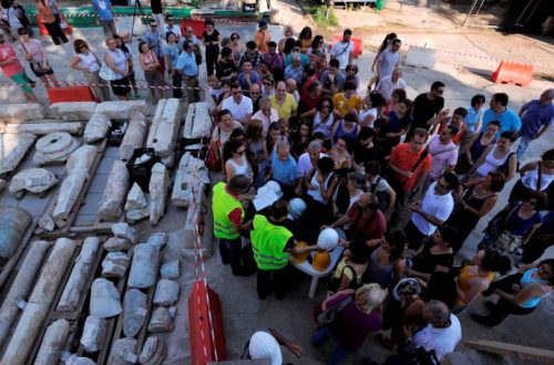 THESSALONIKI METRO – Hundreds of Thessaloniki Citizens rush to AGHIA SOFIA Metro Station to admire the archaeological finds