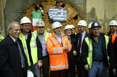 THESSALONIKI METRO – Mr. Magriotis, Deputy Minister of Infrastructures, Transportation and Networks, visited the Metro worksite and the Sintrivani crossover and attended TBM’s breakthrough