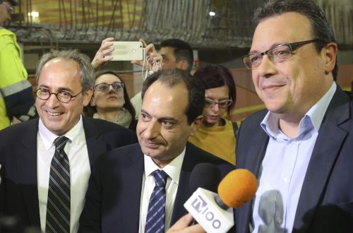 ΜΕΤΡΟ ΘΕΣΣΑΛΟΝΙΚΗΣ: Σπίρτζης: «Το καλοκαίρι ολοκληρώνεται η κατασκευή των σηράγγων στην επέκταση προς Καλαμαριά»  Άφιξη του ΤΒΜ «Φρίξος» στο σταθμό «Νομαρχία»  Μυλόπουλος: «Η Θεσσαλονίκη άλλαξε σελίδα, γυρίζοντας οριστικά την πλάτη στο κακό παρελθόν των  καθυστερήσεων, της λαμαρίνας και της διχόνοιας, με αφορμή το μετρό»     