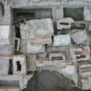 Διασταύρωση προς Σταυρούπολη, λεπτομέρεια ταφικών κατασκευών
