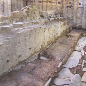 Σταθμός Αγίας Σοφίας, Βόρεια είσοδος_Το νυμφαίο_κρηναίο