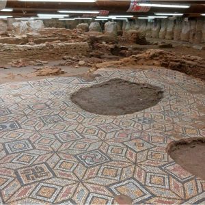 Σταθμός Αγίας Σοφίας, Νότια είσοδος, _ψηφιδωτό δάπεδο