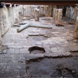 Σταθμός Αγίας Σοφίας, Νότια είσοδος_ Μαρμαρόστρωτη πλατεία