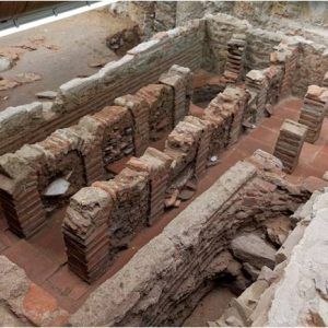 Σταθμός Αγίας Σοφίας_, Νότια είσοδος_ Υπόκαυστο λουτρού