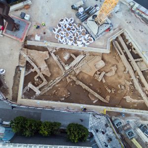 Σταθμός Σιντριβάνι, νότια πρόσβαση, ταφικές κατασκευές